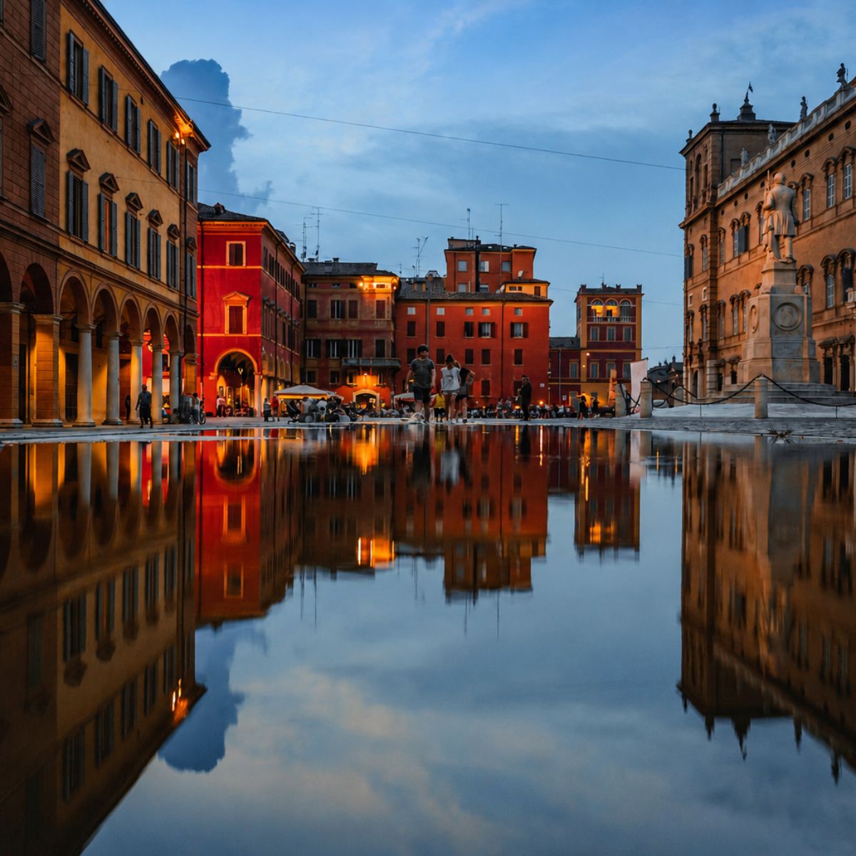 Caça ao tesouro e visita autoguiada a Modena 4 Esta grande e animada praça é o coração elegante da cidade, perfeitamente enquadrada pelo majestoso Palácio Ducal e pela vibrante vida local que o convida a parar e a mergulhar na atmosfera.