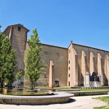 De Piazza della Pace in Parma is een ruim, groen plein in het historische centrum, waar grasvelden en opvallende monumenten een elegante omgeving vormen naast het imposante Palazzo della Pilotta.