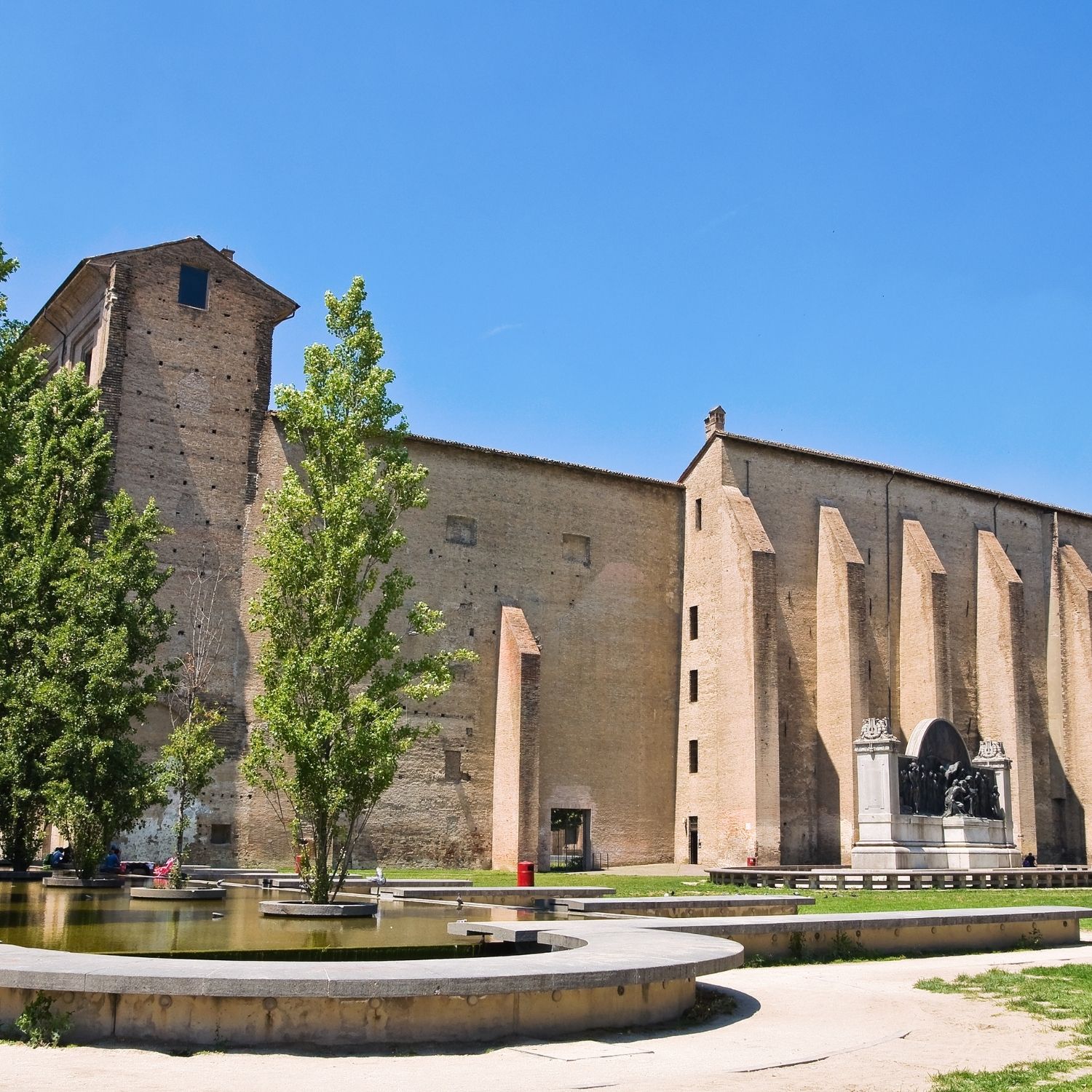 Speurtocht en zelfstandige stadswandeling door Parma 5 De Piazza della Pace in Parma is een ruim, groen plein in het historische centrum, waar grasvelden en opvallende monumenten een elegante omgeving vormen naast het imposante Palazzo della Pilotta.