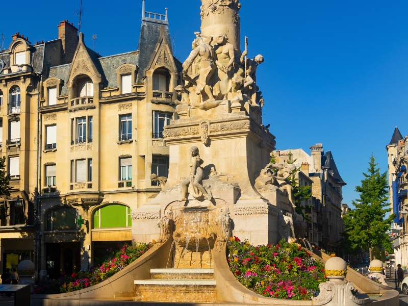 Plaza Drouet d'Erlon: Reflejo de la historia y la vida urbana de Reims 2 Plaza Drouet d'Erlon en Reims