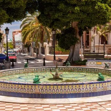 A Plaza Veinticinco de Julio de Los Patos é uma praça encantadora, famosa pela sua pitoresca fonte central, azulejos coloridos e atmosfera tranquila rodeada por elegantes edifícios históricos.