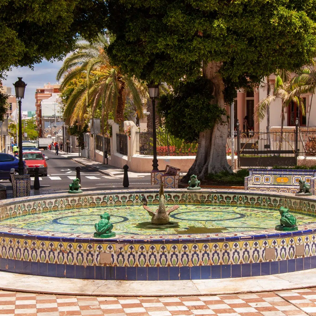 Caça ao tesouro e visita autoguiada em Tenerife 5 A Plaza Veinticinco de Julio de Los Patos é uma praça encantadora, famosa pela sua pitoresca fonte central, azulejos coloridos e atmosfera tranquila rodeada por elegantes edifícios históricos.