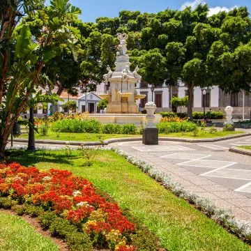 A Plaza Weyler é uma praça elegante, conhecida pela sua icónica fonte de mármore, arquitetura histórica e atmosfera animada, à entrada da cidade velha de Santa Cruz de Tenerife.