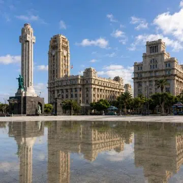 A Plaza de España é a maior praça das Ilhas Canárias, admirada pelo seu impressionante espelho de água, monumentos elegantes e atmosfera vibrante, com vista para o coração de Santa Cruz de Tenerife.