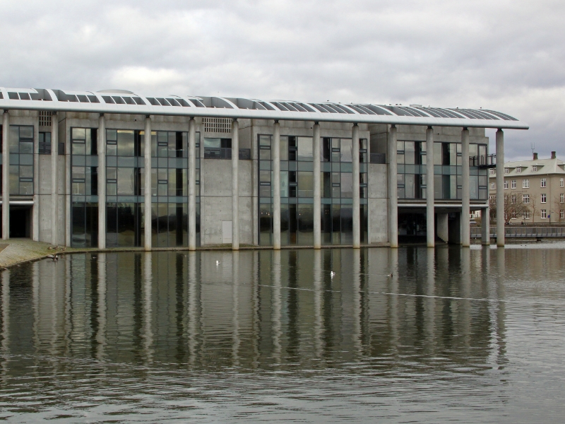L'hôtel de ville de Reykjavík : Un monument moderne au bord du lac 2 Hôtel de ville de Reykjavík