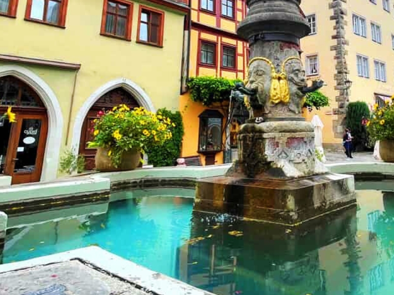 Fonte de São Jorge: Uma joia renascentista no coração de Rothenburg 2 Fonte de São Jorge em Rothenburg