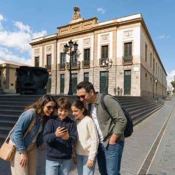 Inaugurado em 1851 como o teatro mais antigo das Ilhas Canárias, o Teatro Guimerá, de estilo neoclássico, é um marco histórico das artes performativas em Santa Cruz de Tenerife. .