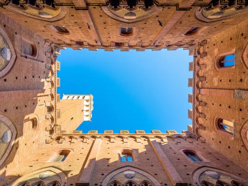 Torre del Mangia: Un simbolo dell'ambizione senese e una meraviglia panoramica 2 Torre del Mangia a Siena