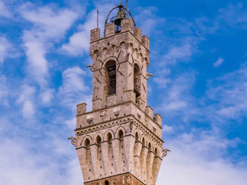 Torre del Mangia: Un simbolo dell'ambizione senese e una meraviglia panoramica 1 Torre del Mangia a Siena