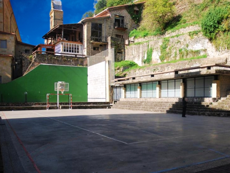 Trinitate Plaza: Kulturalne i społeczne serce Starego Miasta w San Sebastián 3 Trinitate Plaza w San Sebastian