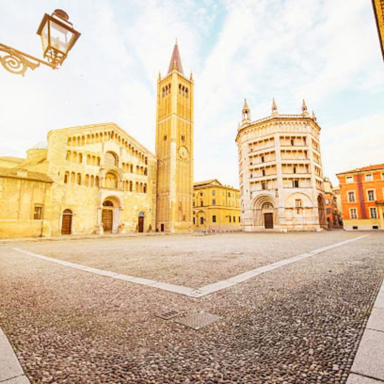 La Piazza Duomo es un impresionante conjunto de arte medieval donde la arquitectura románica de la Catedral de Parma se alza junto al emblemático Baptisterio octogonal de mármol rosa.