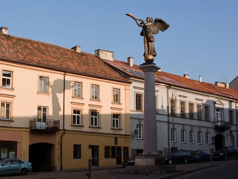 El ángel de Užupis: Símbolo de la libertad artística en Vilnius 1 Ángel de Uzupis en Vilna