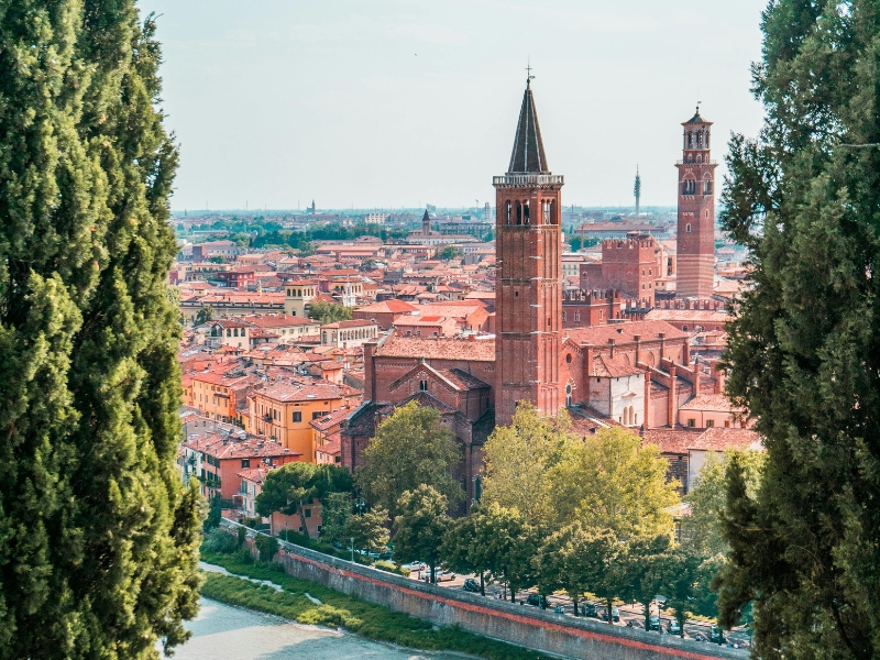 Basilica di Santa Anastasia : un chef-d'œuvre de l'architecture gothique et de l'art religieux 2 Basilique de Santa Anastasia à Vérone