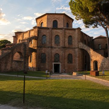 A Basílica de San Vitale é um majestoso marco bizantino, onde uma grande estrutura octogonal e mosaicos do século VI de renome mundial criam uma obra-prima monumental da arte e arquitetura cristãs primitivas.