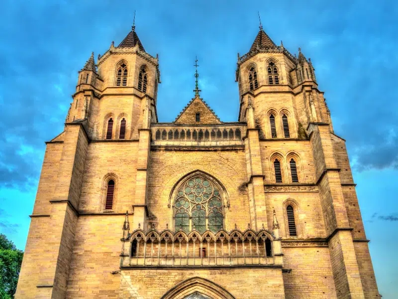 Découvrez la Cathédrale Saint-Bénigne : Le joyau architectural de Dijon