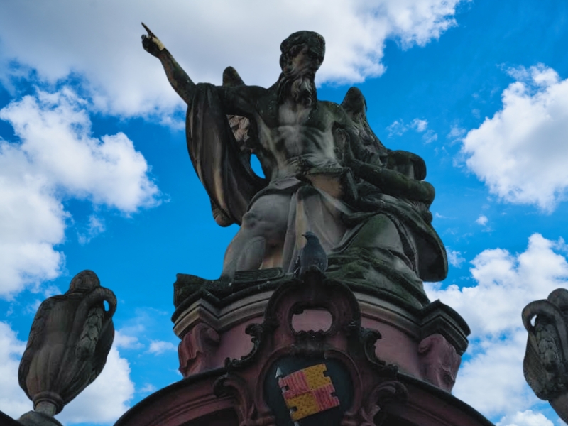 Chronos-Brunnen: Ein skulpturaler Tanz der Allegorie in Würzburg 2 Chronos-Brunnen in Würzburg