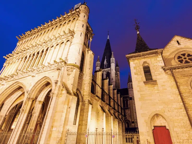 Iglesia de Nuestra Señora de Dijon: una obra maestra de la arquitectura gótica 3 Iglesia de Nuestra Señora de Dijon