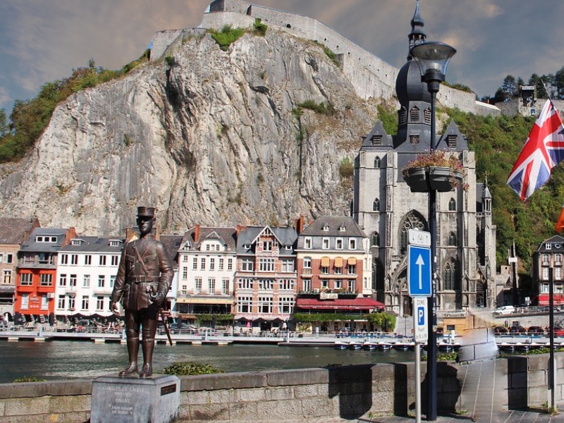 Pomnik Charlesa De Gaulle'a: Hołd dla legendarnego przywódcy w Dinant 1 Pomnik Charles'a De Gaulle'a w Dinant