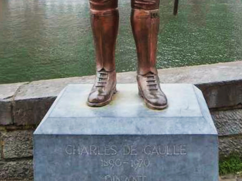 Pomnik Charles'a De Gaulle'a: Hołd dla legendarnego przywódcy w Dinant 2 Pomnik Charles'a De Gaulle'a w Dinant