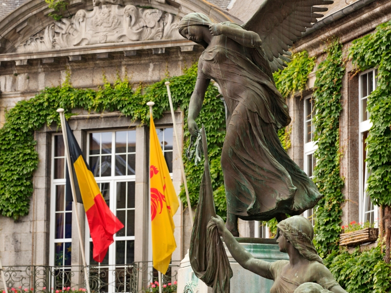 Statue Saxophon-Wasseruhr: Einzigartige Hommage an Musik und Zeit in Dinant 3 Saxophon-Wasseruhr in Dinant