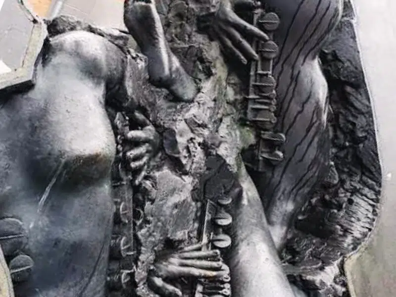 O Monumento a Adolphe Sax: Homenagem ao Inventor do Saxofone 2 Monumento a Adolphe Sax em Dinant