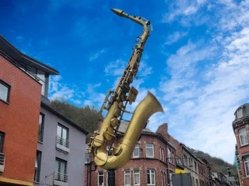 Monument au saxophone : Un hommage à l'héritage musical de Dinant 1 Monument au saxophone à Dinant