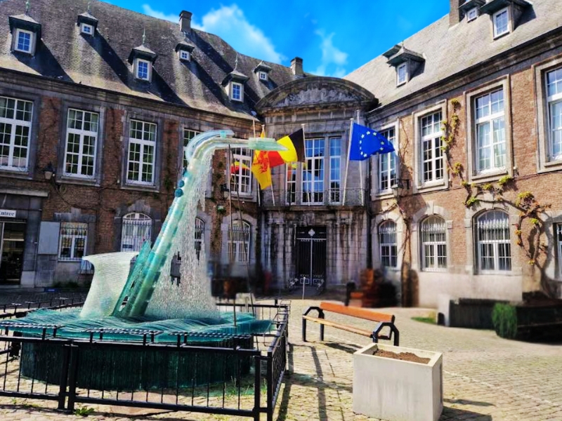 Statue Saxophon-Wasseruhr: Einzigartige Hommage an Musik und Zeit in Dinant 1 Saxophon-Wasseruhr in Dinant