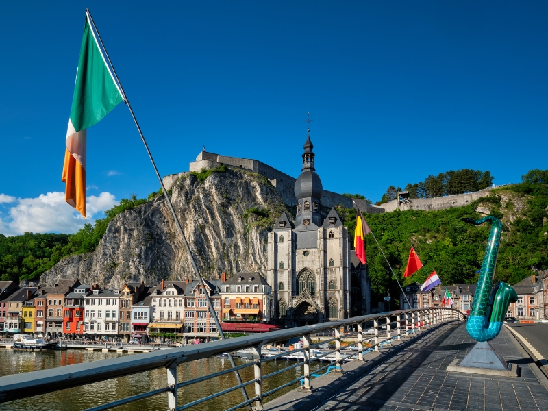 Pont Charles de Gaulle: Un ponte di storia e armonia a Dinant 2 Pont Charles de Gaulle a Dinant