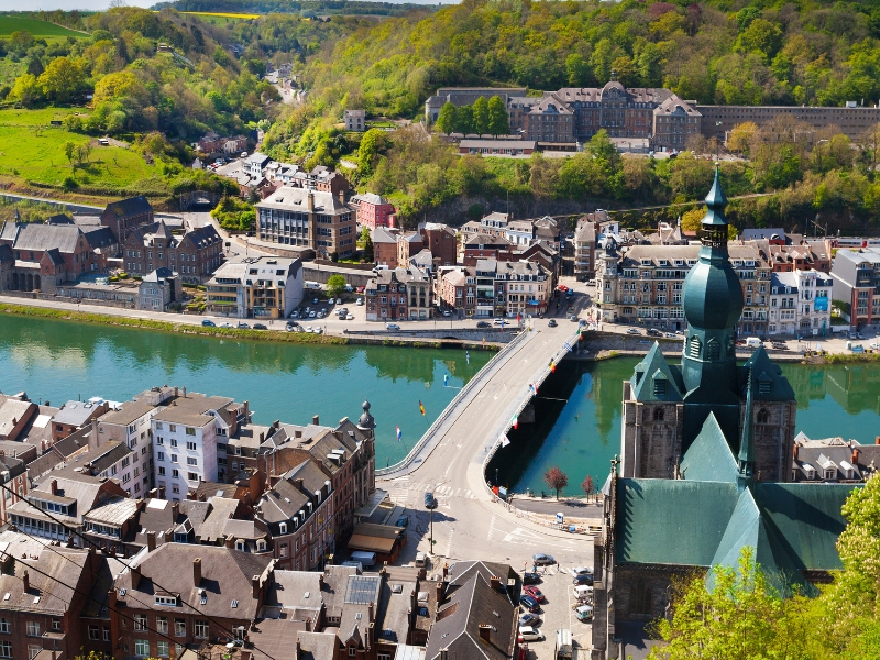 Pont Charles de Gaulle: Un ponte di storia e armonia a Dinant 1 Pont Charles de Gaulle a Dinant