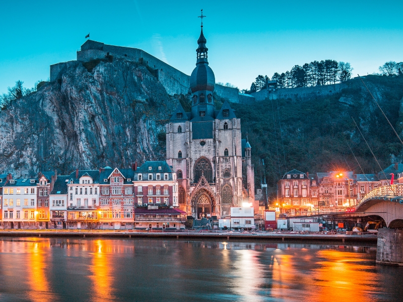 Notre Dame de Dinant: Dant: Ένα ασβεστολιθικό φρουρό της πίστης 1 Παναγία των Παρισίων