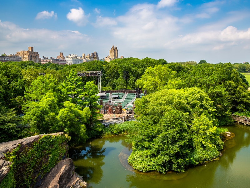 Théâtre Delacorte : Une scène sous les étoiles dans Central Park à New York 1 Théâtre Delacorte dans le Central Park de New York