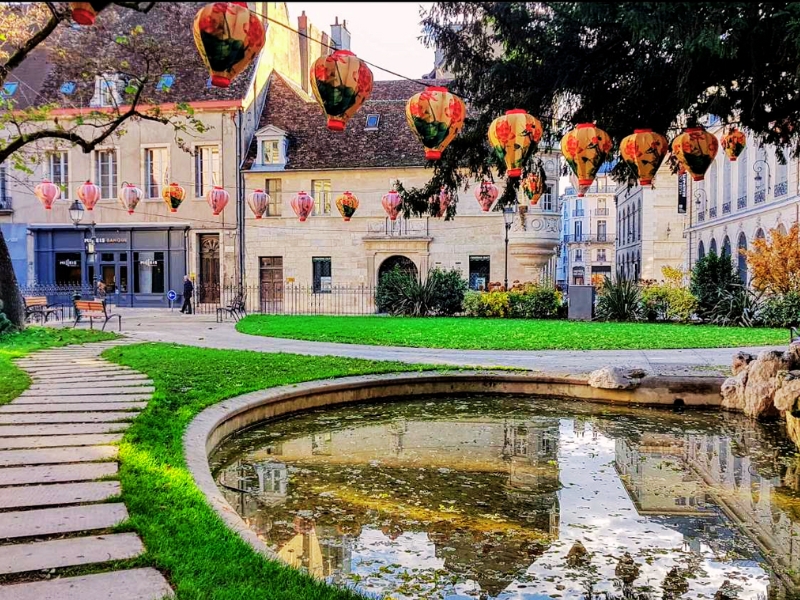 La place des Ducs : Le cœur battant du centre historique de Dijon 2 Place des Ducs à Dijon