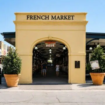 O French Market é um local histórico vibrante, com vários quarteirões, que tem servido como um cruzamento cultural desde 1791, oferecendo aos viajantes um turbilhão sensorial de artesanato local, cozinha crioula e música animada.