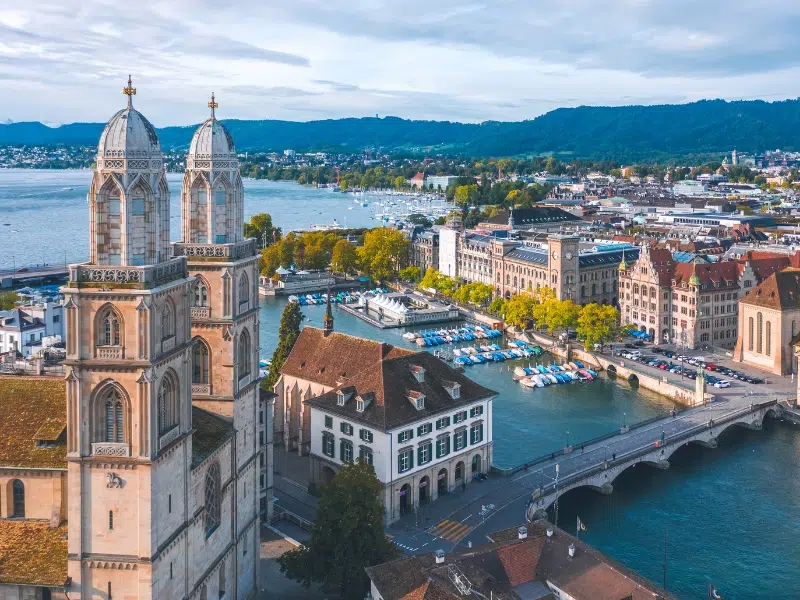 Grossmünster : Un symbole de la Réforme et un patrimoine urbain à Zurich 1 Grossmünster à Zurich