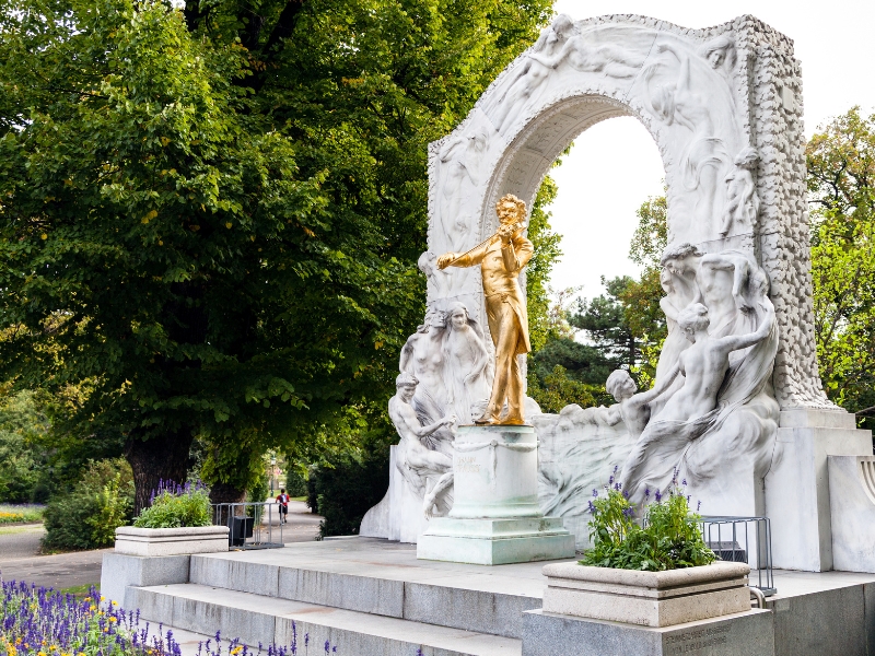 O Monumento a Johann Strauß: Uma valsa em bronze e ouro no Stadtpark de Viena 3 Monumento a Johann Strauß em Viena