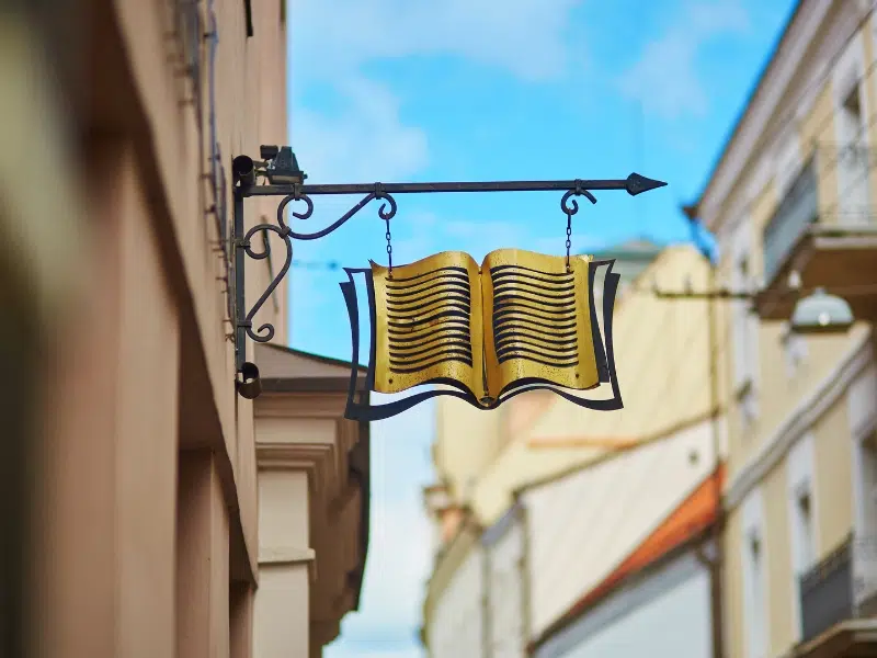Literatų gatvė: Βίλνιους: Ένα λογοτεχνικό μωσαϊκό υφασμένο στην καρδιά του Βίλνιους 2 Literatų gatvė στο Βίλνιους