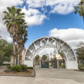 O Louis Armstrong Park é um belo parque histórico dedicado à lenda do jazz, com jardins luxuriantes, esculturas impressionantes e a famosa Praça do Congo, onde as tradições musicais africanas e afro-caribenhas lançaram as bases do jazz americano.