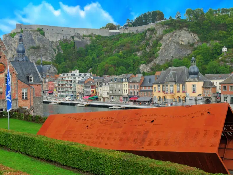 Memoriale delle vittime del 1914: Un solenne tributo al giorno più buio di Dinant 1 Memoriale delle vittime del 1914 a Dinant