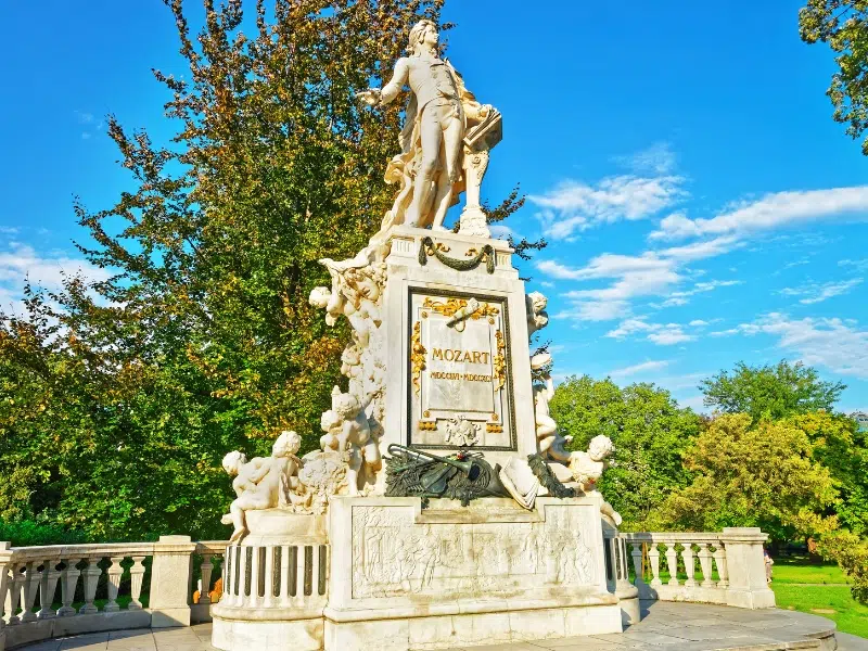 Το μνημείο Μότσαρτ: Mozart: Ένα μελωδικό αφιέρωμα σε μια ιδιοφυΐα στην καρδιά της Βιέννης 1 Μνημείο Μότσαρτ στη Βιέννη
