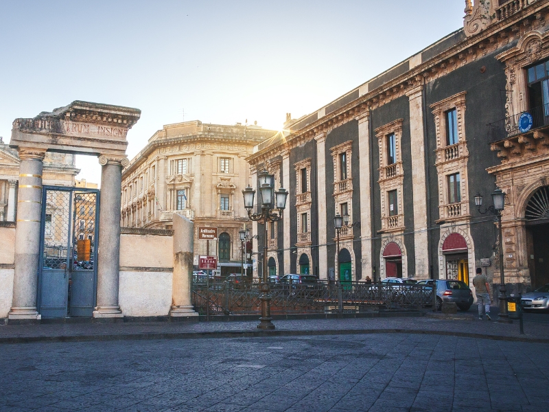 Plaza Stesicoro: Una encrucijada del tiempo en Catania 1 Plaza Stesicoro de Catania