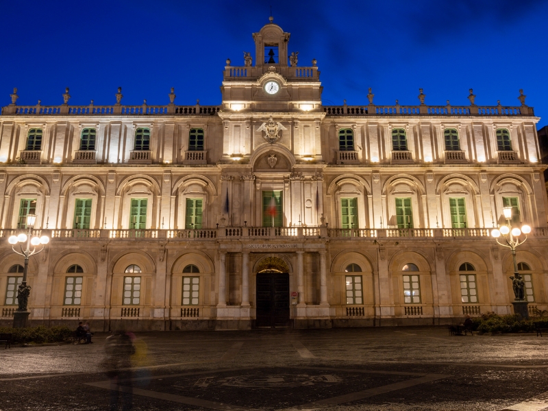 O santuário de um académico em pedra: Piazza Università in Catania 3 Piazza Università em Catânia