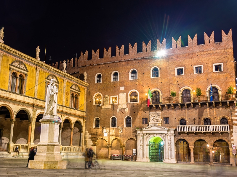 Piazza dei Signori: o coração político e cultural de Verona 1 Piazza dei Signori em Verona