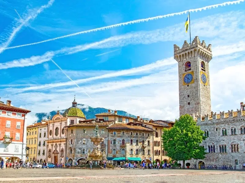 Piazza del Duomo di Trento: O coração pulsante do património de Trento 1 Praça do Duomo de Trento