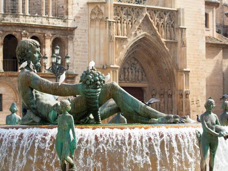 Plaça de la Verge: Historyczne serce i centrum kulturalne Walencji 2 Plaça de la Verge w Walencji