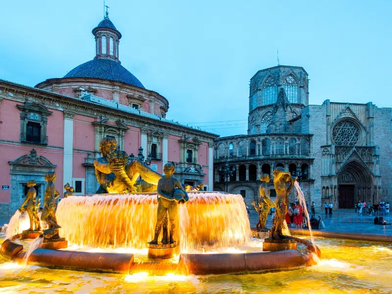 Plaça de la Verge: Historyczne serce i centrum kulturalne Walencji 3 Plaça de la Verge w Walencji