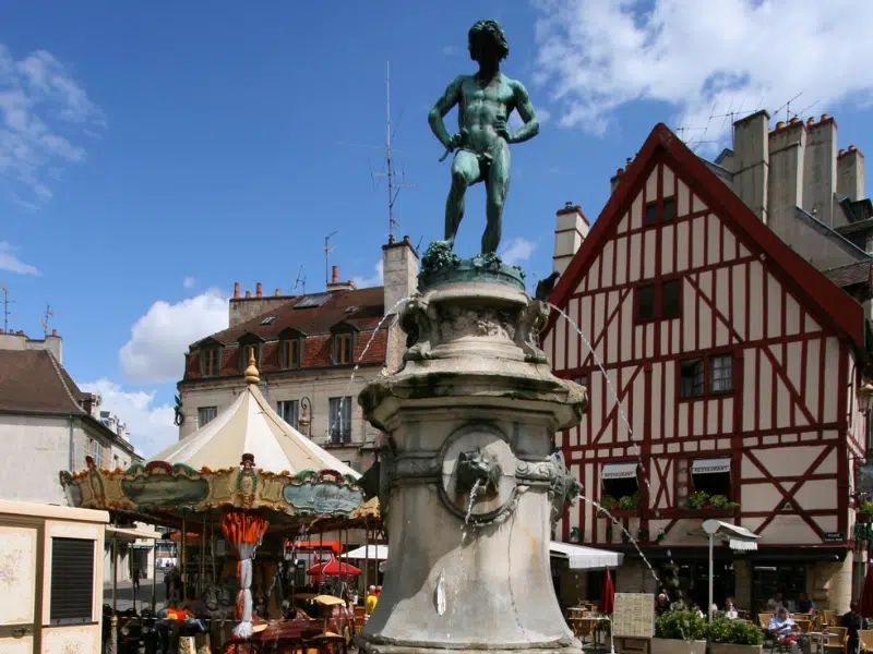 Place François Rude : Le cœur battant du centre historique de Dijon 2 Place François Rude à Dijon