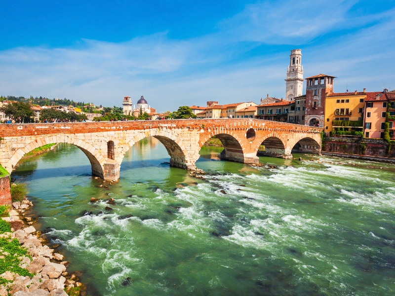 Ponte Pietra: antiguo puente romano de Verona y monumento intemporal 2 Ponte Pietra en Verona