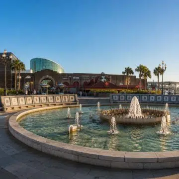 A Praça Espanhola é uma praça à beira-rio, pitoresca e arejada, dedicada por Espanha a Nova Orleães, com uma grande fonte, azulejos coloridos e vistas panorâmicas do rio Mississippi.
