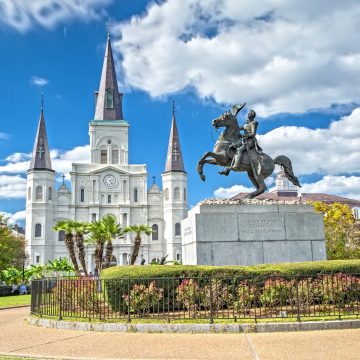 A majestosa Catedral de St. Louis é uma joia arquitetónica de cortar a respiração no Bairro Francês, sendo a mais antiga catedral católica romana continuamente ativa nos Estados Unidos, com as suas icónicas torres triplas com vista para Jackson Square.