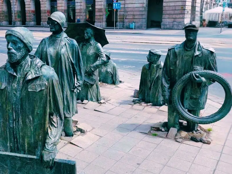 Erkunde Die Passage Unter Der Tempelinsel Entdecken Sie die Passage: Wrocławs einzigartiges Bronze-Denkmal
